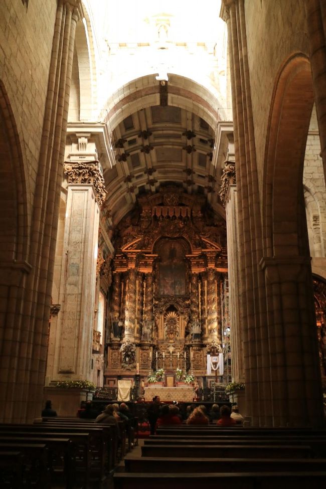 大聖堂の内部、どこの教会に入っても「平和」を必ず祈る。<br />紛争やテロが発生すれば旅は楽しめない。