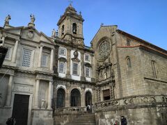 ドウロ川の河畔にあるサンフランシスコ教会
内部の装飾は、彫刻に施された金箔が見事。
写真撮影不可で入り口で絵葉書や写真集を売っていた。商売上手。