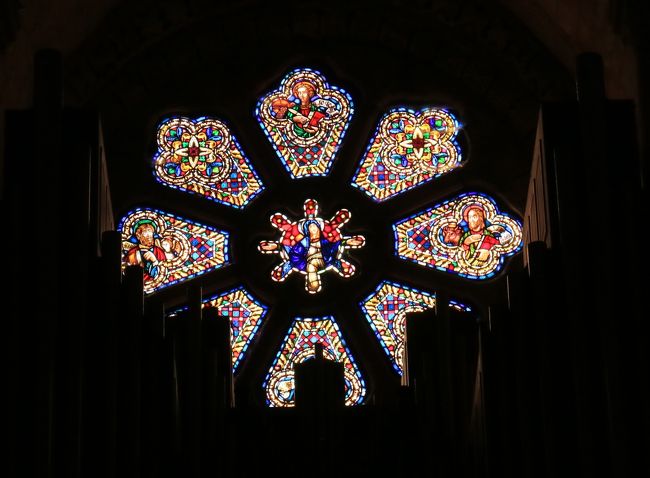 パイプオルガンの奥に花びら模様のステンドグラス