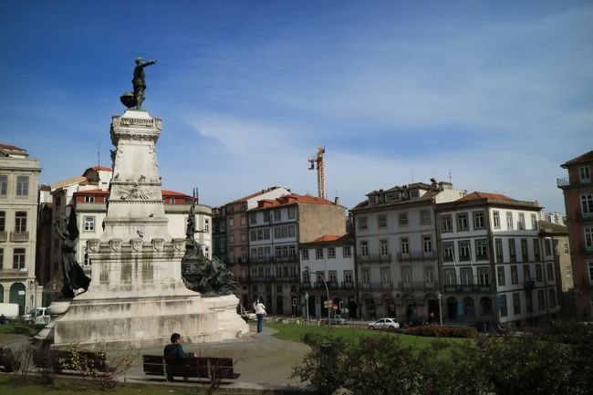 ホテルから下ったところにエンリケ航海王子の広場。<br />エンリケ航海王子・・ポルト生まれで15世紀、大航海時代に活躍