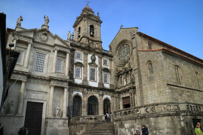 ドウロ川の河畔にあるサンフランシスコ教会<br />内部の装飾は、彫刻に施された金箔が見事。<br />写真撮影不可で入り口で絵葉書や写真集を売っていた。商売上手。