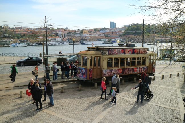 教会の下にトラム