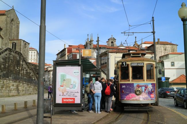 レトロなトラムが街並みにマッチするねぇ。