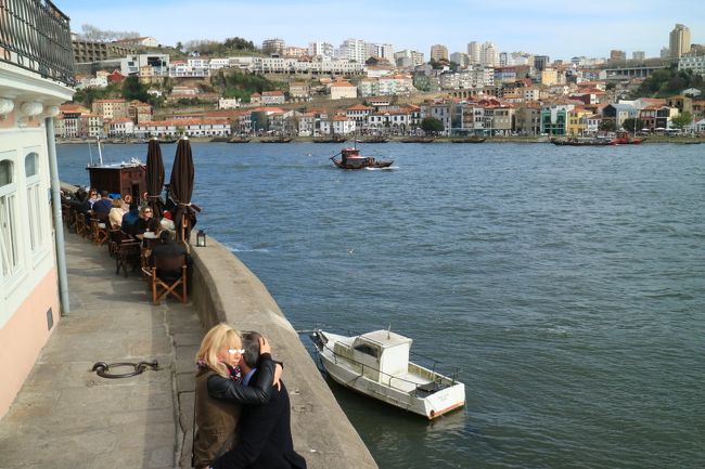 河畔の散策に・・<br />いきなり熱いカップルに遭遇・・若くはなかったなぁ。（撮るなよ！）