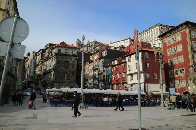 午後５時過ぎ、レストランも賑わっている。