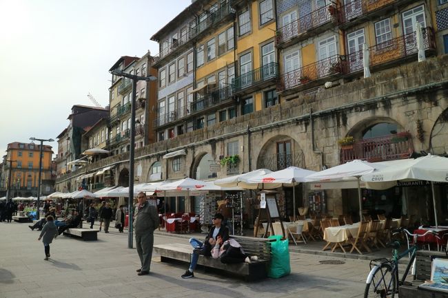 洞窟？レストランが並んでいる。