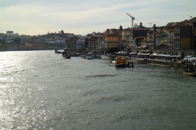 橋の中ほどから両岸を撮影。