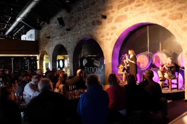 お客20数人。アジア系オレ一人。<br />ワイン飲んでない人も多かったが、与えられたグラスは飲み干した。<br />ポートワインは甘くて強い。まぁ試飲用は高いものは出していないだろう。