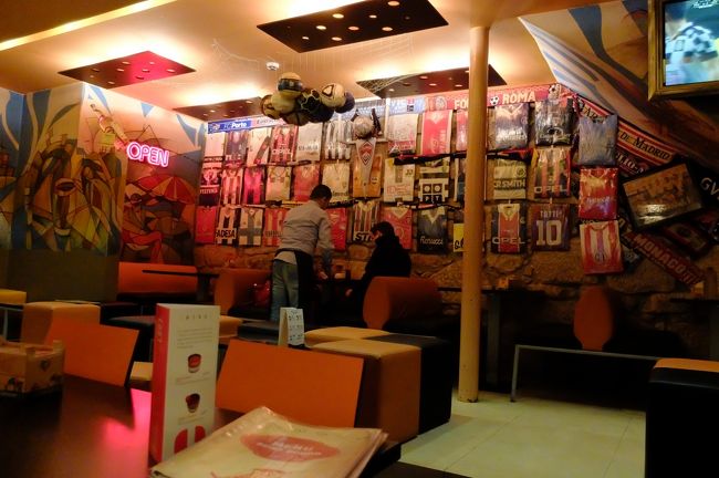 空腹に甘いワインが効いた。<br />ワイン蔵の並びにレストランがあった。外は寒かったので温かい中に。