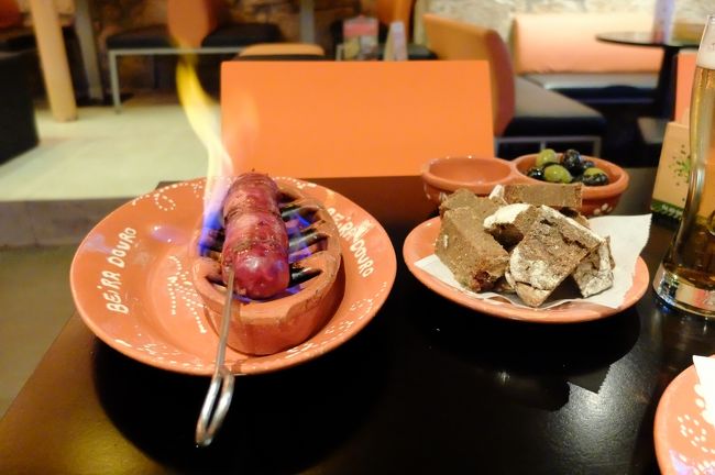 焼きチョリソにビールと赤注文。<br />ワインはポートワイン以外にしてもらった。