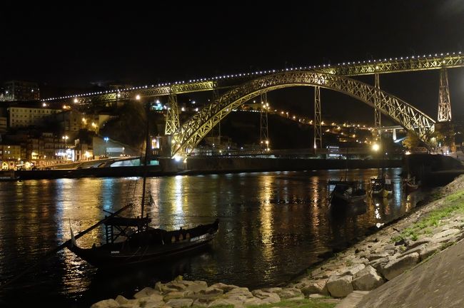 橋がライトアップされている。