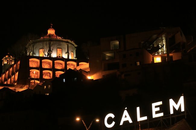 修道院のライトアップとワイン蔵の看板。<br />歴史ある建物のライトアップは素晴らしい。