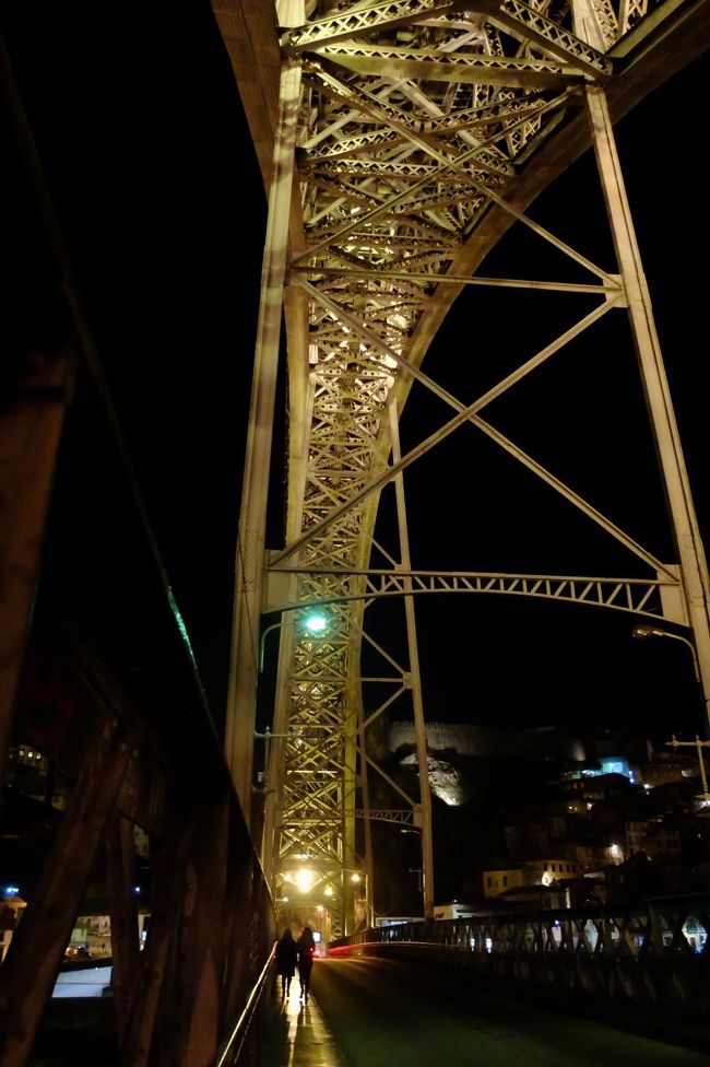 午後９時40分、ライトアップされた橋を歩いて戻る。