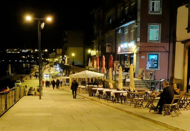 河畔は照明で明るい。