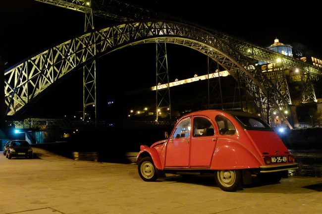 クラシックカー「橋と一緒に撮って」という感じ。