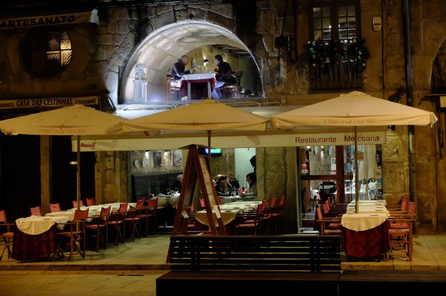 夜見ると洞窟？レストランがよくわかる。