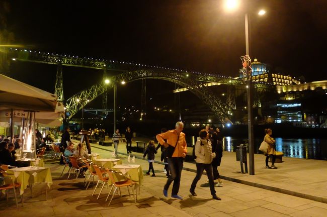 週末、夜の人通りは多い。<br />大半が観光客かなぁ。