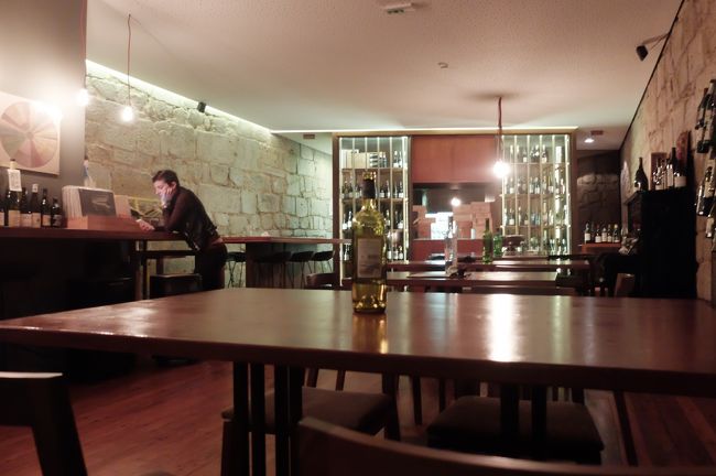 ちょうどホテル前にワインバー、寝酒にいい。