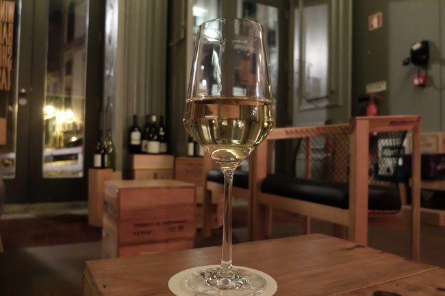 客はオレ一人。<br />ポートワイン以外の赤と白をいただいた。<br />それにしてもよく飲んだねぇ