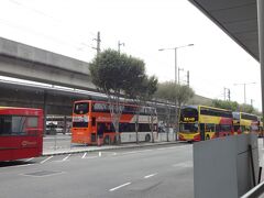 香港に到着しました。
残念ながら曇りです。
エアバスに乗って、まずはホテルへ向かいます。