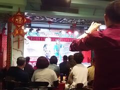 4/5 16時に名古屋を出発。上海経由で成都着は翌日4/6、0：30。
成都市内のホテルに宿泊。
行き先の検討をした結果、陸路ラオスは少々移動が過酷なので、大好きなベトナムに行くことに。

4/7 成都(13:00)→昆明4/8(7:31)[硬臥]
4/8 昆明(9：28)→河口4/8(15:33)[硬座]→[硬臥](乗車後変更)

写真は寛巷子の変面のレストラン。
成都では昼間は火車北駅でのチケット購入や中国東方航空での帰国日変更（4/19→24）。夜は人民公園や寛巷子をぷらぷらしていました。