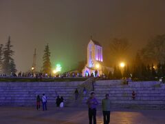 ベトナム(ラオカイ)入国後、タクシーでサパへ。
宿泊は前回と同じ「Sapa Centre Hotel」(30＄)。このホテルのオーナー夫婦に突然再会して驚かせることがサパの一つの目的でした。
（ホテルの写真は無し、前回参照）
とても居心地がいいホテルで、私は奥さんを「サパのホテルママ」と呼んでいます。