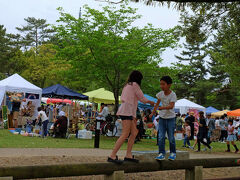 奈良公園です

　賑やかに催し物の最中

　　アースデイとか書いてあった催し物

会場内の子供たち。。