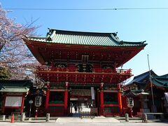 最初にやって来たのは神田明神こと神田神社。
鎮座して約1300年の歴史があるそうで。
桜はこの時まだ咲き始めで、満開ではありませんでした。