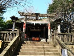 もう少し時間があったので西日暮里駅の近くにある諏訪神社へ

豊島経康が信濃国の諏訪大社から御神体を勧請したのが始まりだそうで。
また長野つながりだ！
しかし北信地方で育った私は諏訪に行ったことがないのです

絶対行きます、諏訪大社！！