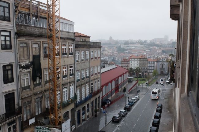 ４月９日（土）ホテルの窓から外を眺めると・・雨。<br />