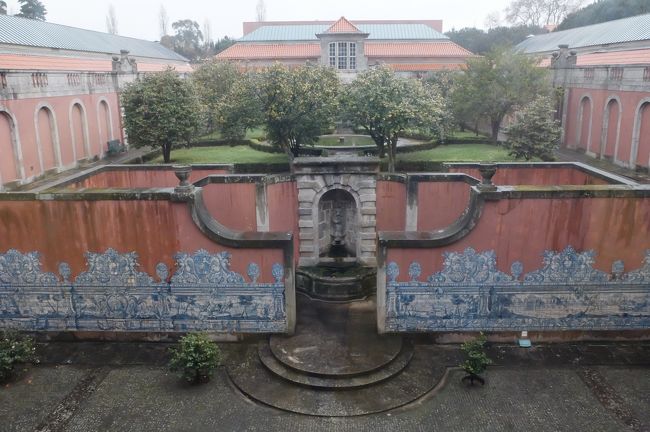 雨は降りやまない。<br />濡れながらタクシーを見つけ、ソアーレス・ドス・レイス国立美術館に乗っていった。濡れを乾かしちょっと休憩。<br />ポルトガルで最古の美術館。<br />写真は中庭。