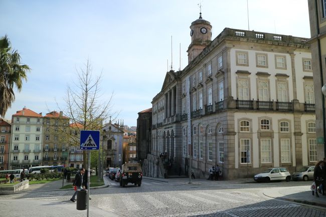 小雨の中徒歩１分のところにある右の建物ボルサ宮へ小走りで（前日撮影）<br />係員によるガイドツアーでしか見学できないというので、入場はあきらめた。<br />・・英語で説明されても