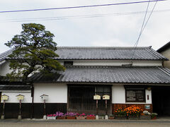 諸町通りには中津に所縁のある偉人たちの業績を記した立て看板が延々と立っている。
ひとつひとつ読み進めていくだけで、中津の歴史を丸わかりした気分になれる。
通りの中ほどに中津市歴史民俗資料館の分館、村上医家史料館がある。
村上医家の初代宗伯が寛永17(1640)年、この地に医院を開業。
その建物を元に、同家に伝わる数千点もの資料類が展示されている。