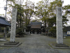 桝形を通り過ぎると左手に中津神社が鎮座している。
文久2(1862)年、江戸幕府は参覲交代や江戸藩邸定住を免除する諸緩和令を出した。
これにより江戸に置かれていた大名の妻子は帰国を許されることとなった。
中津藩も江戸藩邸から帰郷する姫君たちの住まいを建てる必要性に迫られる。
文久3(1863)年8月、本丸下ノ段西側のこの地に新居を建設し「松の御殿」と命名。
以降8年間ここで生活した姫君たちは明治4(1871)年の廃藩置県で他の場所に引き移っていった。
その後「松の御殿」は小倉県や大分県の中津市庁舎として使用されたのだが。
明治10(1877)年3月に増田宗太郎隊長率いる中津隊が西南の役に乗じて襲撃し、御殿は灰燼に帰した。
それから６年後、市内の諸宮を統合して跡地に建立されたのが中津神社というわけである。