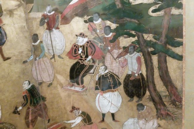 屏風の一部をアップで。<br />大航海時代の先駆けポルトガル。<br />室町〜安土桃山〜鎖国するまで日本には宣教師や貿易商が多く訪れた。