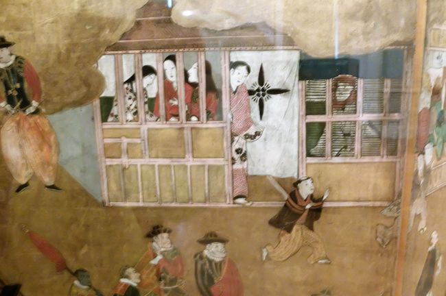 日本人とポルトガル人の交流の姿を屏風に見ることができる。<br />交易により、戦いの方式が変わった「鉄砲」。「パン・カステラ・ボタン・カルタ・テンプラ・タバコ」など日本語になった言葉も多い。<br />