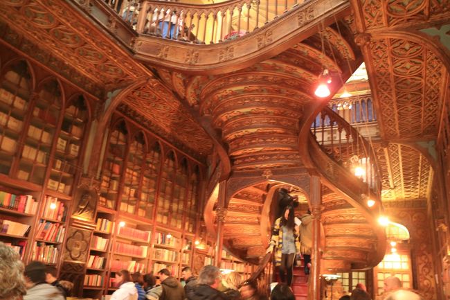 書店とは思えない内装。<br />この複雑な階段は天国に昇る階段と呼ばれている。<br />建物が世界遺産に登録されている。