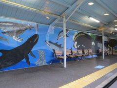 13:04　太地駅（たいじ）に着きました。（新宮駅から21分）

太地は捕鯨の町で、ホームの壁面にはクジラが描かれています。（水族館に居るような感じです）