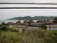 古座駅〜串本駅間

車窓からは直線状に並んだ岩が見えてきました。

イースター島のモアイ像のように見えます。

■橋杭岩（はしぐいいわ）

大小約40の岩が南西一列におよそ850メートルもの長きにわたって連続してそそり立っている。

直線上に岩が立ち並ぶ姿が橋の杭のように見えることから橋杭岩と呼ばれている。また干潮時には岩の列中ほどに附属する弁天島まで歩いて渡ることができる。

吉野熊野国立公園に属しており、国の名勝や国の天然記念物の指定も受け観光名所となっている。また橋杭岩を通して見る朝日はとても美しいと評判で日本の朝日百選の認定も受けている。［ウィキペディアより］

・串本町観光協会
　http://www.kankou-kushimoto.jp/event/hashikui_r_up.html