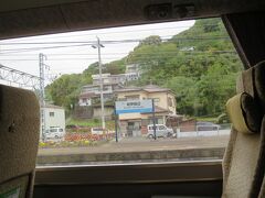 14:43　紀伊田辺駅に着きました。（新宮駅から2時間）

この駅で運転士が交代します。（紀伊田辺には運転区があります）

グリーン車には4名が乗車してきました。