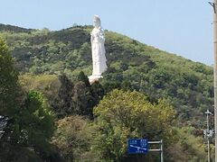 翌日は大観音様。かなり高い日本一の観音様を作るということで、スリランカから仏様の歯を寄贈されたとか、いわゆる仏歯寺なんですね。。。仏舎利塔を兼ねた観音様でした。
