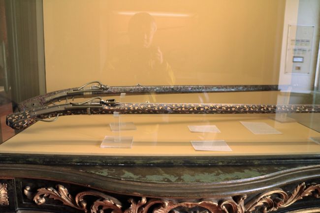 （参考）<br />写真はこの博物館のコレクションではないが、ポルトに来る前入館したリスボンの軍事博物館に展示してあった螺鈿細工を施した火縄銃。