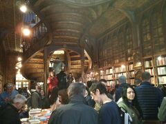 美術館を出てもまだ雨。
走っていたタクシーを止め、運転手に「ビューティフルブックショップ」と告げただけで分かった。
英国ガーディアン紙が世界で素敵な書店第３位と発表。
店の名前は「レロ・イ・イルマオン」ポルト大学が向かいにある。
雨の中、狭い店内観光客であふれていた。
