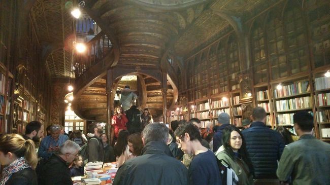 美術館を出てもまだ雨。<br />走っていたタクシーを止め、運転手に「ビューティフルブックショップ」と告げただけで分かった。<br />英国ガーディアン紙が世界で素敵な書店第３位と発表。<br />店の名前は「レロ・イ・イルマオン」ポルト大学が向かいにある。<br />雨の中、狭い店内観光客であふれていた。<br />