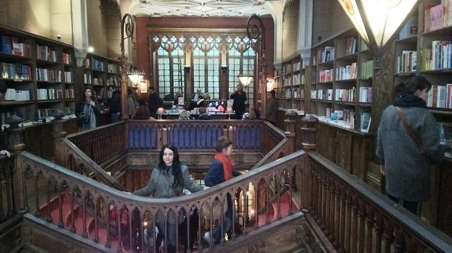 皆さん、階段で記念撮影。