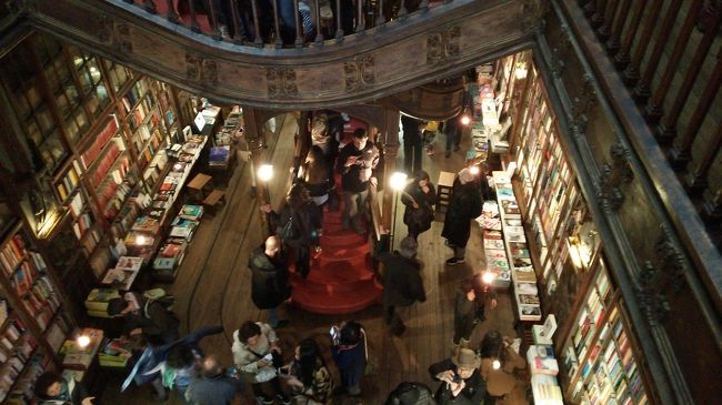 入るのに３ユーロ。本を買えば差し引くとガイドブックに書いてあった。<br />ここでお土産にファドのＣＤ買った。