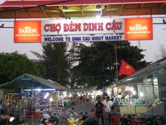 いざ、ナイトマーケットへ！魚介類の食べ物屋台が多く賑わっています。
お土産物は東南アジアの市場では珍しく値切れませんが値段は安いです。それでも粘って胡椒を値切りましたが（笑）