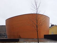 カンピ礼拝堂です。
大きくて存在感があります。