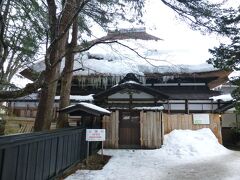 ここが石黒家。

母屋の壁が板で囲われています。
これは「冬囲い」というもので、雪で建物が傷んだり、ガラスが割れたりしないように板で囲んで保護するのだそうで、木板とを藁縄で結わえ付けられています。この時期にしか見られない雪国の冬の風物詩。

正面に見えるのが正玄関ですが、ここは閉鎖されていて、右端にある脇玄関が見学者入口になっています。
ちなみに、角館で唯一座敷に上がって見学できる屋敷です。


★《武家屋敷石黒家》
http://www.hana.or.jp/~bukeishi/