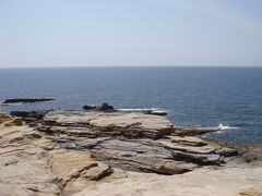 「九絵亭」さんを後にした私たちは

ホテルのチェックインまではまだ時間があるので

徒歩にて周辺を観光することに。

まずは千畳敷へ。


この日はお天気もよく気温も高く

うっすらと汗をかきながら歩きました。

千畳敷の壮大な自然に感動